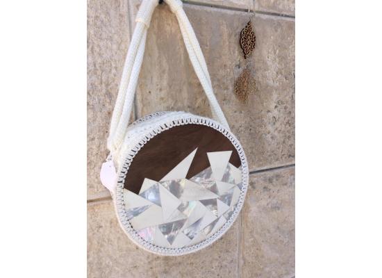 شنتة مصنوعة من خشب الزيتون مزخرفة بعضم الجمل و صدف البحر لون أبيض